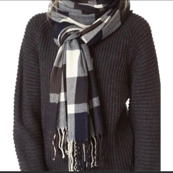 Ultra soft Plush oversized scarf shawl plaid navy/white - Picture 3 of 3
